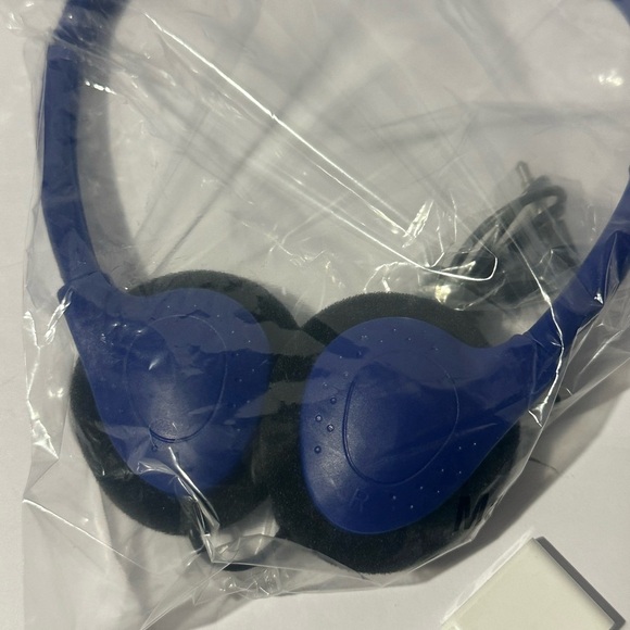 NWT Blue and Black Wired Headphones with Lighting to USB Adapter for Smartphone - Picture 4 of 7